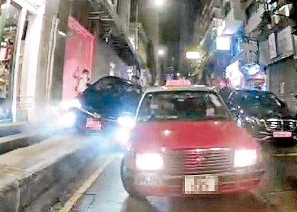 中環：私家車（左）逃避追截，失控剷上行人路。