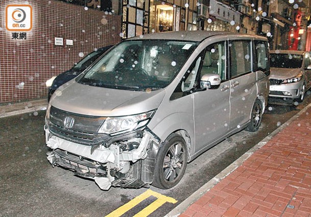 執法部門車輛車頭泵把撞至脫落。（楊日權攝）