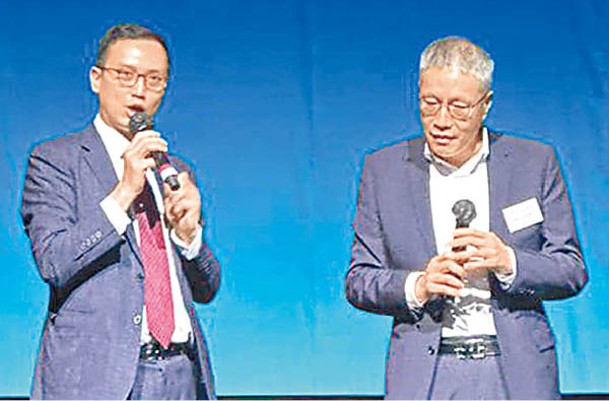 管浩鳴（右）同李鎮強（左）合唱兩首新年歌曲。