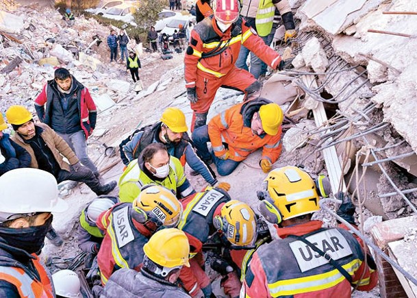 救援隊從瓦礫堆救出傷者。