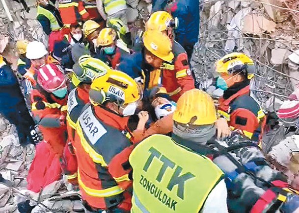 香港特區救援隊再救出一名女生還者。
