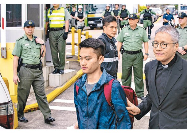 案件相隔近5年，陳同佳（左）仍未赴台受審。