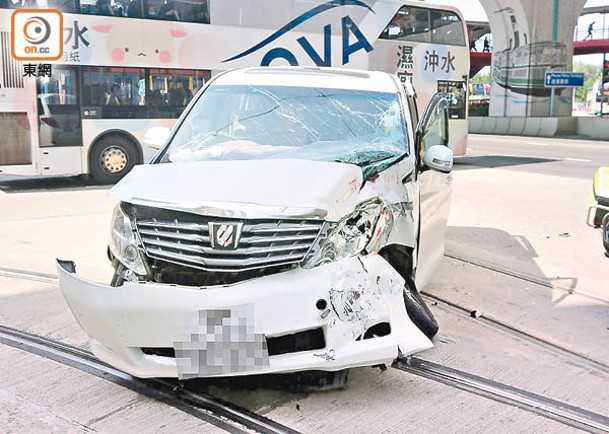 上環：七人車車頭及擋風玻璃損毀。