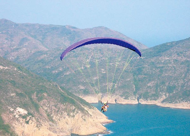 浪茄灣是玩滑翔傘熱點之一。