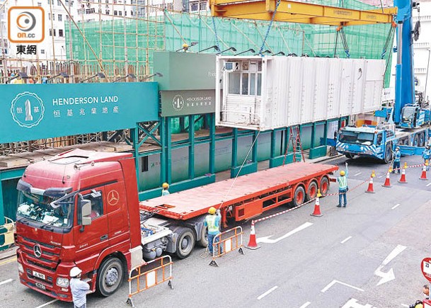 本港首個過渡性房屋項目「南昌220」於昨日早上開始進行拆卸工程。（黃仲民攝）
