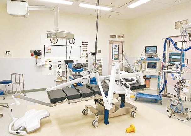 聯合醫院有手術室的全組手術燈突然墜下。