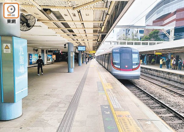 市民憂慮擬建中鐵綫落成後，港鐵九龍塘站會逼爆。