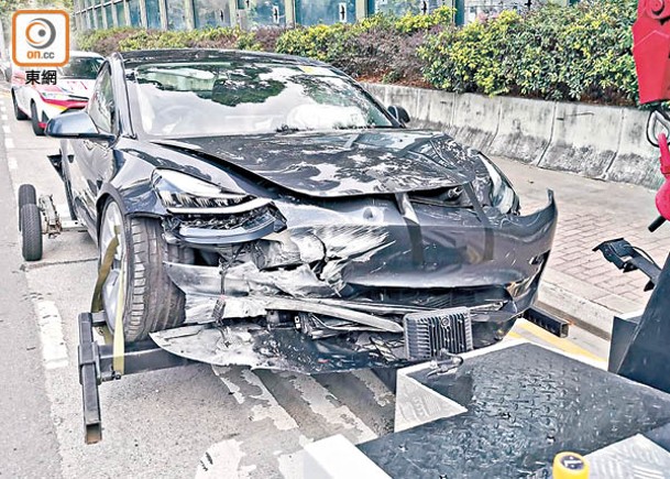 錦田：Tesla右車頭嚴重損毀，由拖車拖走。（馬竟峯攝）