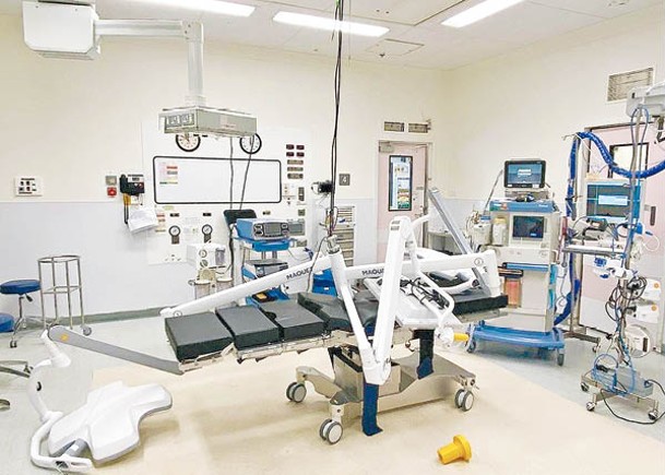 聯合醫院有手術室天花吊燈跌落，一名麻醉助理被擊中肩受傷。