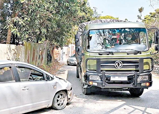 行經流浮山  軍車迎撼私家車