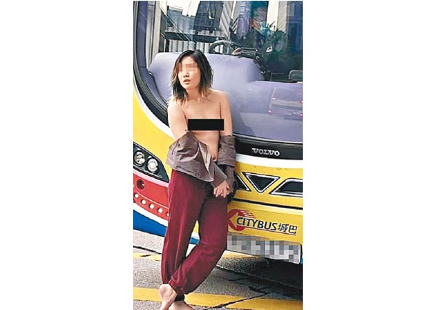 女子袒胸露背挨靠巴士。