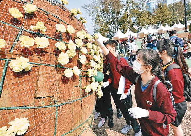 大型花壇由千名學生共同製作。