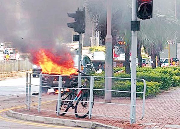 私家車車頭起火。