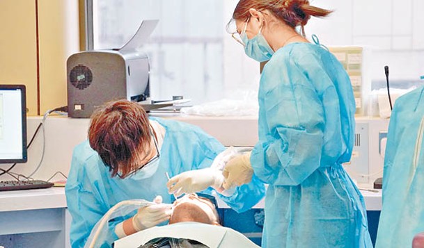 本港每一萬名市民只有約三點七名牙醫。
