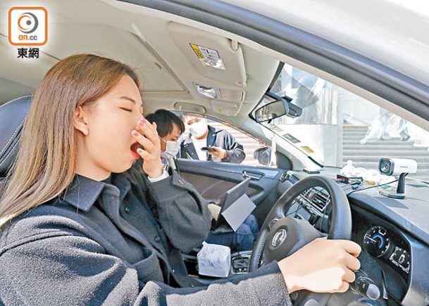 智能駕駛者監察系統可分辨不當駕駛行為，包括打呵欠。（陳德賢攝）