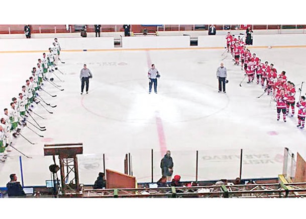 在波斯尼亞舉行的世界冰球錦標賽第三級別賽事，賽後播國歌時出錯播錯反修例歌曲，港隊球員（紅衣）即時表態。