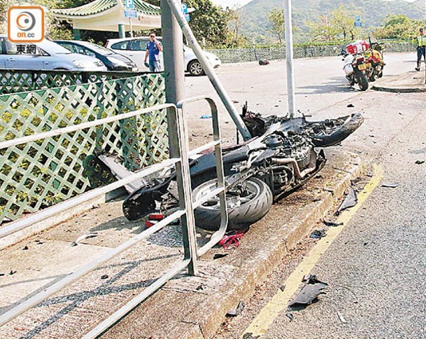 死者駕駛之電單車，於意外後撞上行人路。