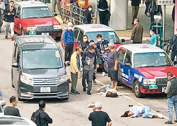 東涌：兩女子捱車撞倒地。