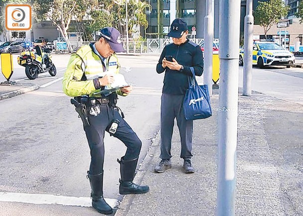 私家車司機協助調查。