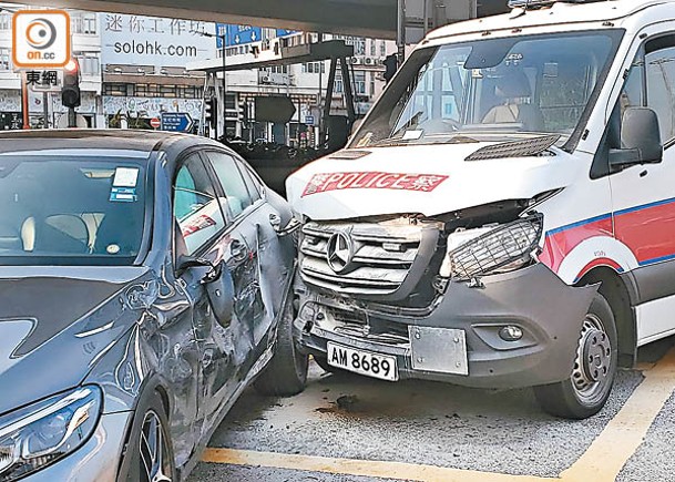 警車車頭損毀，私家車車身凹陷。（張駿勤攝）