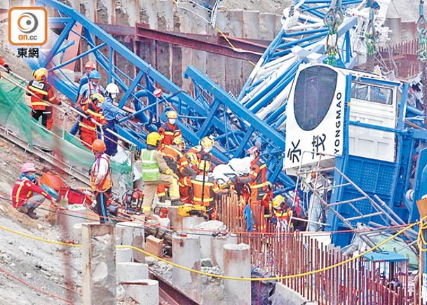 塔式起重機倒塌擊中數個臨時貨櫃辦公室，釀3死6傷。