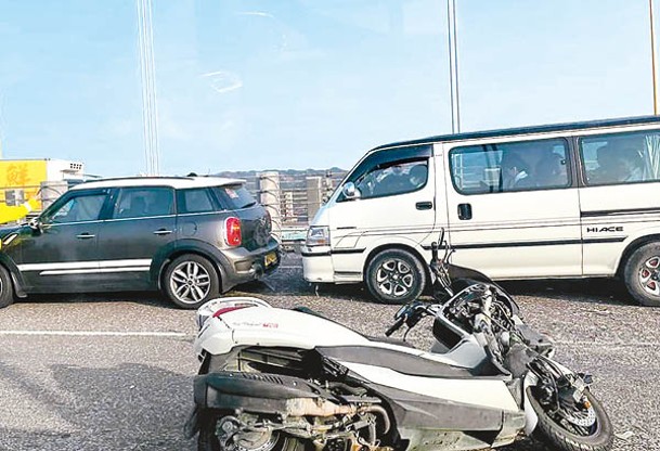 青衣：青馬大橋多部車輛相撞，當中包括電單車。