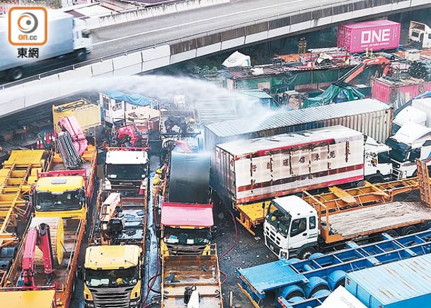 露天車場火  10車遭焚毀