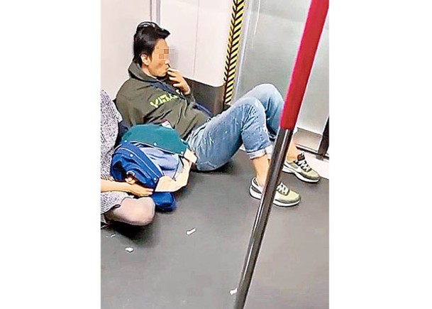 網上流傳一段短片，有人公然在港鐵車廂內「煲煙」，引來熱議。