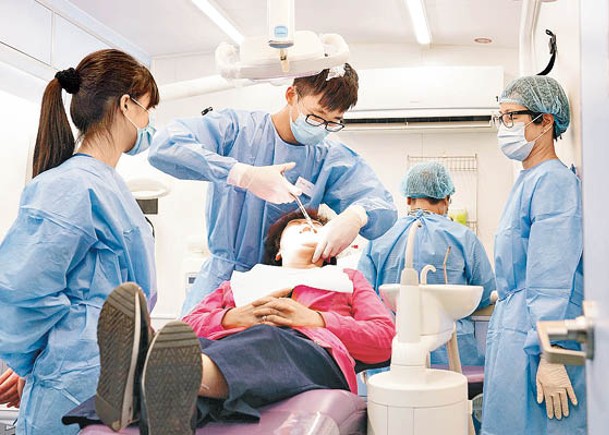 王志偉指牙科生已需在日常課程臨床實習。