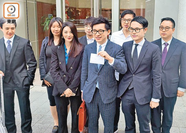 林作（前排右三）離開法院時，展示他已繳罰款的收據。（溫卓賢攝）