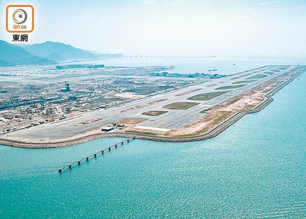 就香港國際機場三跑項目出現貪污情況，廉署至今已控告21人。