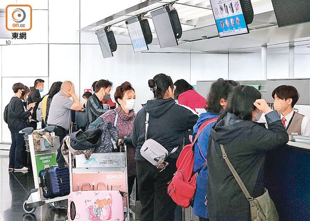 有受影響旅客指等候多時仍未能辦理登機手續。