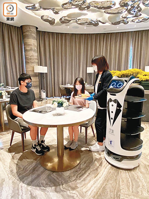 公司持續引進各類智能機械人應用，例如運用「智能送餐機械人」為食客提供自動送餐服務。