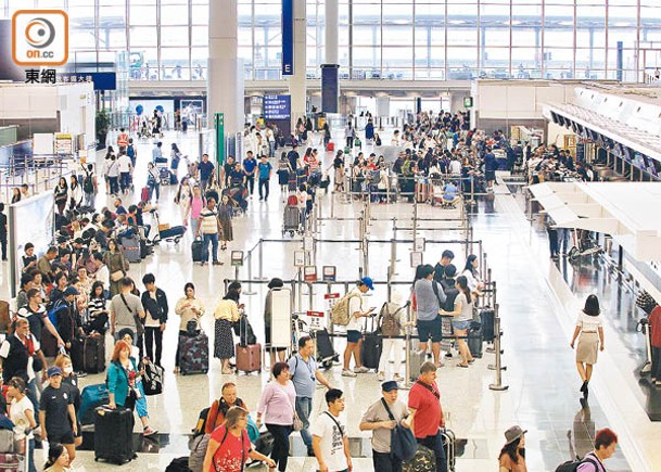 香港國際機場日前進行電腦系統測試時「冧檔」，離境大堂逾千人苦等。