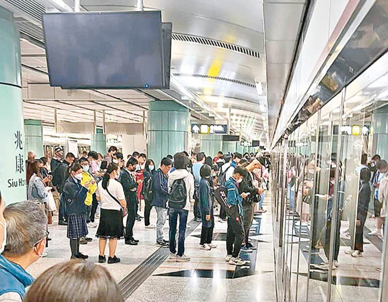 兆康站有信號故障，月台擠滿乘客。