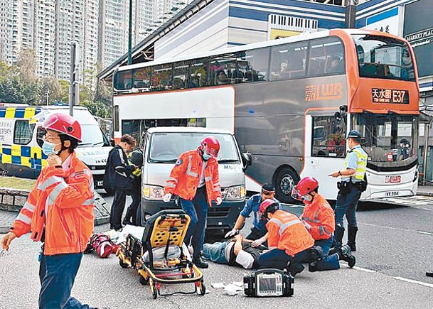 東涌：救護員替傷者救治。