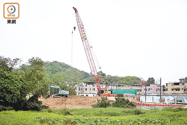 黃魚灘過渡屋地盤與鄰近村落僅距約100米。