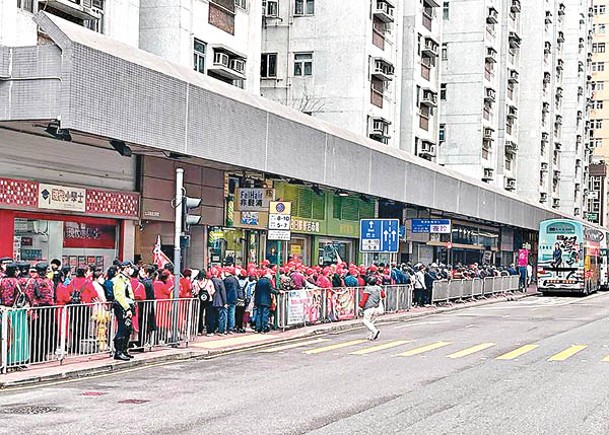 內地旅行團逼爆偉恆昌新邨一帶，令居民寸步難行。