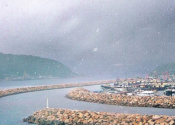 西灣河落雹﹕位於西灣河的氣象站拍攝得類似冰雹出現。