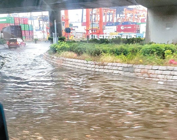 多區主要幹道變澤國，車輛涉水而行。