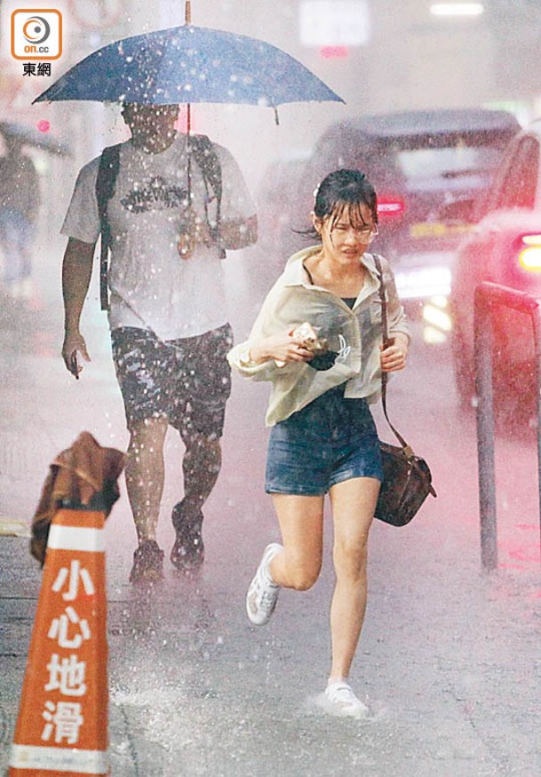 忘記帶雨傘的女途人全身濕透。