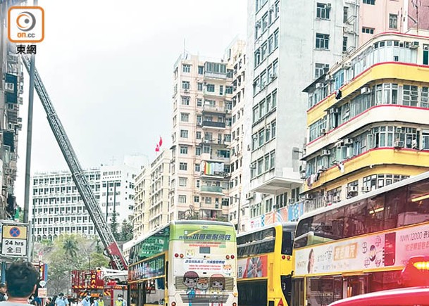 風雨吹襲  九龍灣地盤冧棚架