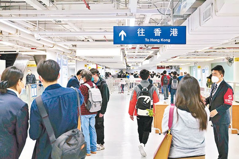 內地旅客入境香港，上周已回復至疫情前四成半，周末單日人次更達10萬。