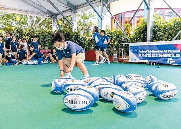 嘉年華設有欖球學習體驗區及運動示範。
