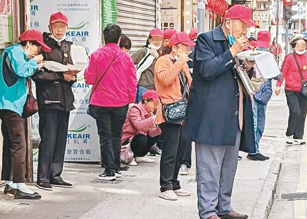 網傳內地旅客在街頭食兩餸飯的照片。