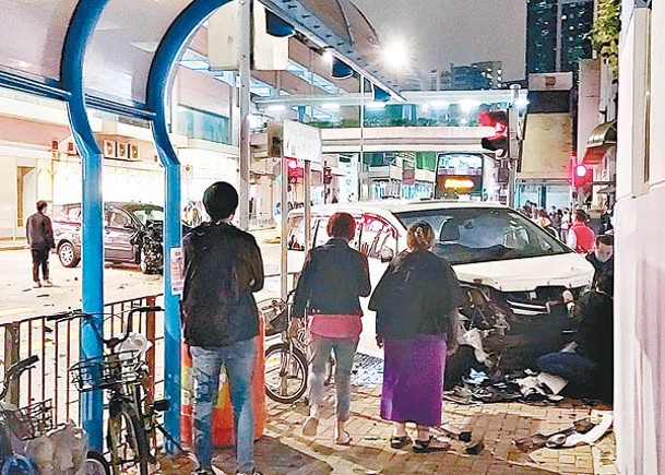 荃灣：白色七人車剷上行人路，女途人受傷被困。