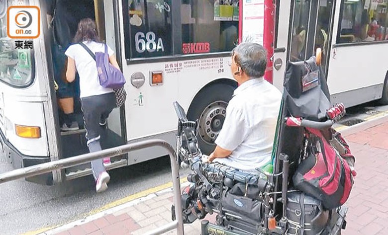 不少輪椅人士選搭公共交通工具。