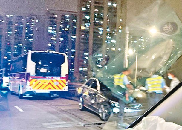 意外後，警隊戰術巴士及捱撞平治停在現場。