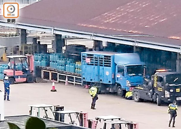 青衣：涉事貨車被拖走檢驗。（蘇偉明攝）