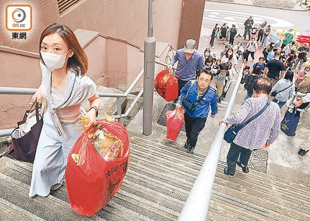 疫情解禁的首個清明節，香港仔華人永遠墳場拜山人流不絕。（李志湧攝）